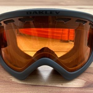 ✨HP✨BNWOT Oakley Goggles, Size Youth/ US XS